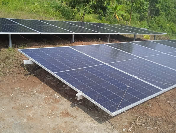 Equipo Paneles solares, inversores, controladores de carga